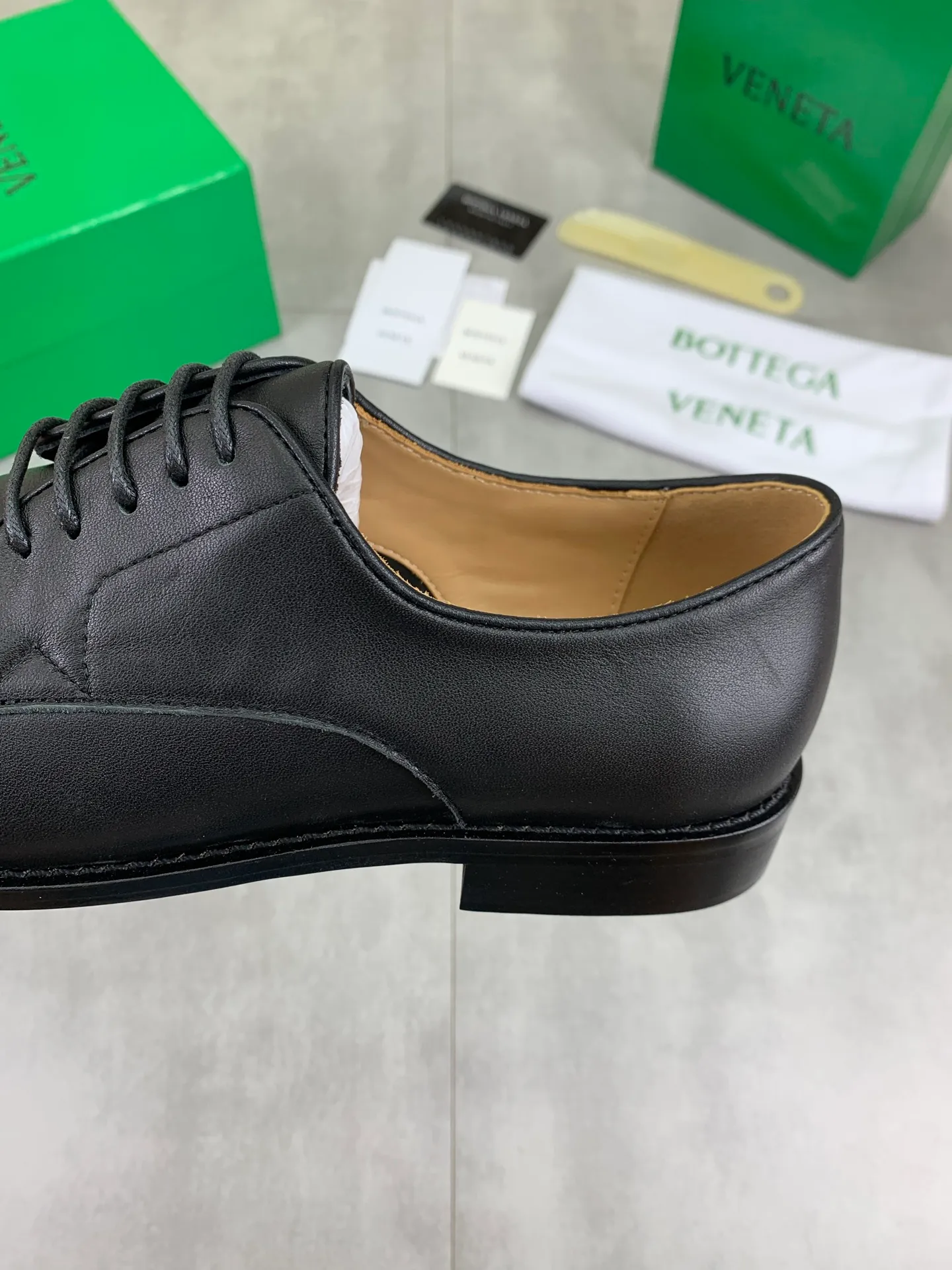 Factory price P860💰Top quality (genuine leather outsole series)💎💎💎 BOTTEGA VENETA official website synchronizes the latest model, top version of the highest version of BV business leather shoes in the market, accept material comparison, shoe type comparison, process comparison, practical and textured, versatile and suitable for any occasion, the more you look at it, the more flavorful it becomes. Pure hand-woven craftsmanship - upper material, imported original hand-woven calfskin - high-quality water-dyed cowhide inside - original private model customized handmade leather outsole -Size: female 35-39 (34 40 customized) male 39-44 (38 45 customized) Comes with original BV green box, complete packaging.